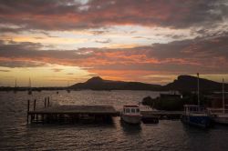 Una suggestiva alba al porto di partenza della barca Mermaid a Curacao, isola delle Antille olandesi.  