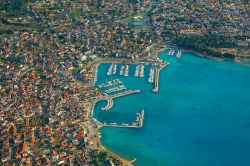 Una suggestiva veduta aerea della città di Vodice, Croazia. E' il più grande centro della contea di Sibenik con alberghi, campeggi, un grande porto turistico, bar e ristoranti.
 ...