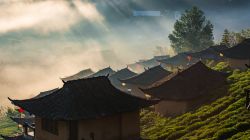 Una suggestiva veduta del Rak Thai village (provincia di Mae Hong Son) con la foschia del mattino, Thailandia.

