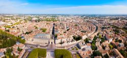 Una suggestiva veduta panoramica dall'alto di Montpellier, capitale del dipartimento dell'Herault, sud della Francia.
