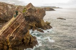 Un suggestivo monumento sulle rocce lungo il litorale di Gijon, Asturie, Spagna. A realizzarlo è stato l'artista Philippe Cousteau.
