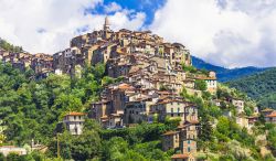 Un suggestivo panorama del villaggio di Apricale, provincia di Imperia, Liguria. E' uno dei borghi più belli d'Italia.



