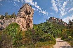 Un suggestivo panorama montano con formazioni rocciose e vegetazione a Fontaine-de-Vaucluse, Francia.
