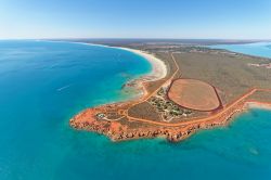 Un suggestivo scorcio dall'alto di Gantheaume Point e Cable Beach nei pressi di Broome, Australia. Questo promontorio si trova a circa 6 km dalla cittadina di Broome: con la bassa marea ...