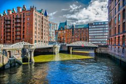 Un suggestivo scorcio panoramico della città di Amburgo, Germania. Le numerose barche turistiche passano sui corsi d'acqua per un interessante tour di Amburgo.



