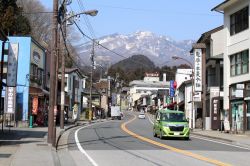 Sulla strada (camminando a piedi) per il Toshogu Temple, Nikko, Giappone. Sullo sfondo, le montagne con le cime ricoperte dalla neve - © leodaphne / Shutterstock.com