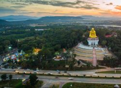 La superstrada di Lamphun (Doi ti) fotografata di sera, nord della Thailandia - © kitsanakorn maneerat / Shutterstock.com