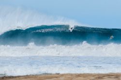 Surfisti su un'onda enorme a Puerto Escondido, Messico.



