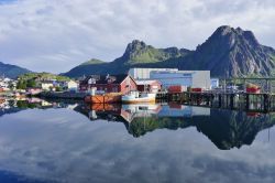 Svolvaer, Lofoten (Norvegia): panorama del porto e lungomare della cittadina in estate - © EQRoy / Shutterstock.com