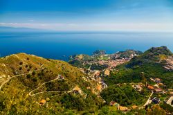 Taormina vista dall'alto della città di Castelmola, Sicilia. Con il suo aspetto di borgo medievale, l'antica anima greca, i colori e i profumi della vegetazione mediterranea, ...