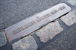 Targa commemorativa caduta del  Muro di Berlino - © Christian Draghici / Shutterstock.com