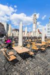 Tavolini in Piazza del Municipio a Augusta con una giornata di sole, Germania - © muratart / Shutterstock.com