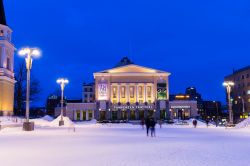 Teatro di Tampere fotografato di notte, Finlandia - Il bell'edificio che ospita il teatro cittadino sotto un manto di neve e illuminato dalle luci soffuse dei lampioni © Jarvna / Shutterstock.com ...