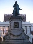 Opéra Royal de Wallonie a Liegi: statua nel piazzale antistante all'edificio