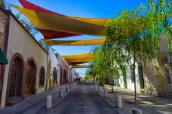 Teli di copertura fra edifici per ombreggiare la strada nel Barrio Antiguo di Monterrey, Messico - © Barna Tanko / Shutterstock.com