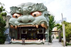 Tempio a forma di drago nella città di Osaka, Giappone.
