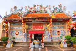 Tempio cinese a Nonthaburi (Thailandia) impreziosito da decori e sculture colorate - © Quality Stock Arts / Shutterstock.com