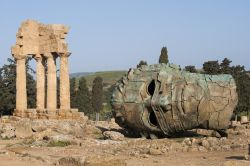 Il Tempio di Dioscuri, l'edificio sacro più pittoresco della Valle dei Templi di Agrigento (Sicilia) - Originale e per certi versi sfacciato, questo luogo di culto è così ...