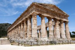 E' uno dei monumenti più belli di tutta la Magna Grecia: è il Tempio Greco di Segesta, con il suo magnifico stile dorico, uno dei capolavori architettonici della Sicilia occidentale ...