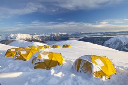 A circa 2.300 metri sopra Merano, ogni anno a fine dicembre arriva il momento del Salewa Basecamp, un campo tendato che dal 26 di dicembre resterà aperto fino al 9 di gennaio - © ...
