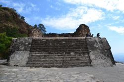 Piramide azteca, Tepoztlan: dell'antico tempio rimane oggi solo una parte della piramide, sulla cima della Sierra de Tepoztlan, che domina la valle sottostante dove sorge anche l'omonima ...