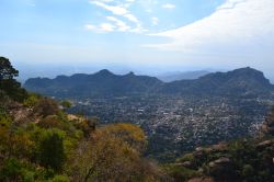 Tepoztlán, Messico: veduta della cittadina dalla Piramide del Tepozteco, che domina la vallata nello stato di Morelos, 80 km a sud della capitale, raggiungibile in autobus da Città ...