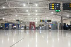 Terminal dell'Aeroporto Internazionale di Larnaka, isola di Cipro. E' il principale dell'isola - © nanka / Shutterstock.com