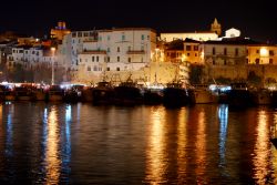 Termoli con il porto by night, Molise. Città di mare a tutto tondo, Termoli vanta l'atmosfera tipica di un luogo che proprio dalle acque ha creato la sua cultura e le sue tradizioni.



 ...