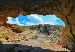 Terrasini in Sicilia e i suoi paesaggi rocciosi: una grotta vicino a Cala Rossa