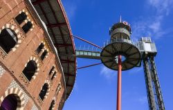 Terrazza panoramica di Las Arenas a Barcellona, Spagna. Chiamato in catalano Les Arenes, questo edificio che sorge nell'antica plaza de toros di Barcellona è oggi un grande centro ...