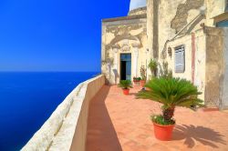 Terrazza soleggiata dell'Abbazia di San Michele Arcangelo sul mare dell'isola di Procida, Campania. Questa fondazione benedettina risale all'XI° secolo; distrutta e ricostruita ...