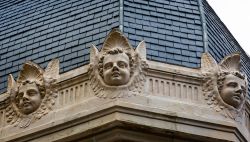Teste di cherubini scolpite sulla facciata della chiesa del Sacro Cuore di Paray-le-Monial, Francia - © Nigel Jarvis / Shutterstock.com