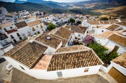 Le geometrie dei tetti di Zahara de la Sierra, il borgo andaluso nel sud della Spagna come può essere osservato dal punto d'osservazione privilegiato fornito dal Castello Moresco ...