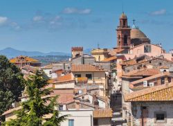 Tetti e strade di Castiglione del Lago, Umbria - Il borgo sorge su uno sperone di calcare che in origine era la quarta isola del Lago Trasimeno ma, che in seguito all'abbassamento del livello ...