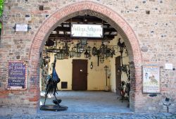 Tipica bottega di Grazzano Visconti, Piacenza - Una delle botteghe artigianali specializzate nella lavorazione del ferro battuto che si possono incontrare passeggiando per il centro storico ...