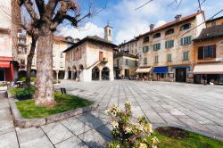 Una tipica veduta di Orta San Giulio, Piemonte, Italia. Viuzze strette e tortuose rendono caratteristico questo antico borgo in provincia di Novara.



