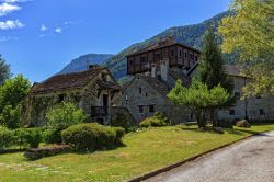 Tipiche abitazioni di Crodo nella Valle Antigorio, Piemonte, Italia. Costruite in pietra e legno, le case di questa località in provincia di Verbano-Cusio-Ossola ne testimoniano ancora ...