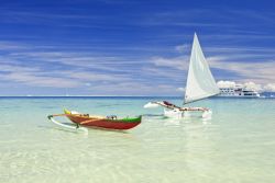 Tipiche canoe polinesiane nel Pacifico: siamo sull'isola di Huahine, Polinesia Francese.

