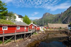 Tipiche capanne da pesca nella cittadina di Svolvaer, Lofoten, con il sole di mezzanotte (Norvegia).

