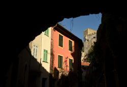 Tipiche case del villaggio medievale di Roquebrune-Cap-Martin viste attraverso un arco, Costa Azzurra (Francia).
