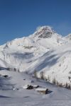 Tipiche case in pietra coperte dalla neve nel villaggio di Valgrisenche, Valle d'Aosta.
