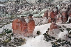 I tipici rilievi rocciosi della Cappadocia, nei pressi di Nigde, Turchia. Sono noti anche come "camini delle fate" perchè secondo la leggenda i massi posti in cima vennero collocati ...