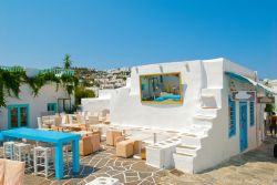 Tipico locale nella capitale di Sifnos, Grecia - Vero e proprio gioiello architettonico, Apollonia, capitale dell'isola, ospita splendidi scorci panoramici. In questa immagine, un caratetristico ...