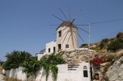 Tipico mulino a vento di Naxos, Grecia - Uno dei mulini a vento disseminati sul territorio dell'isola greca: ve ne sono a centinaia e rappresentano tutt'oggi una delle principali attrazioni ...