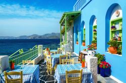 Un tipico ristorante con tavoli all'aperto sull'isola di Kalymnos, Grecia: qui si possono assaporare le specialità della cucina locale.

