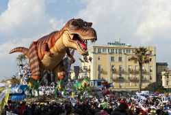 Un Tirannosauro rex al Carnevale di Viareggio, protagonista della sfilata del martedì grasso - © m.bonotto / Shutterstock.com