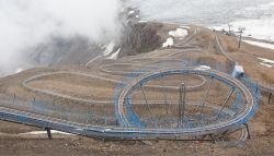 Pista per slitta a Les Diablerets, Svizzera. Fra le montagne svizzere corre la più alta e emozionante pista d'Europa - © MyImages - Micha / Shutterstock.com