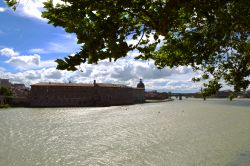 Uno scorcio classico della città di Tolosa (Toulouse) dal quai de la Daurade, con vista sulla Garonne, l'Hôtel-Dieu Saint-Jacques e il Dôme de la Grave.