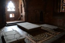 Tombe nel Castello di Malbork: all'interno del grande complesso hanno trovato sepoltura anche alcuni grandi personaggi storici legati per diverse ragioni al castello, edificato dall'Ordine ...