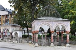 Tombe in pietra in una piazzetta della città di Travnik, Bosnia e Erzegovina - © Mato Papic / Shutterstock.com
